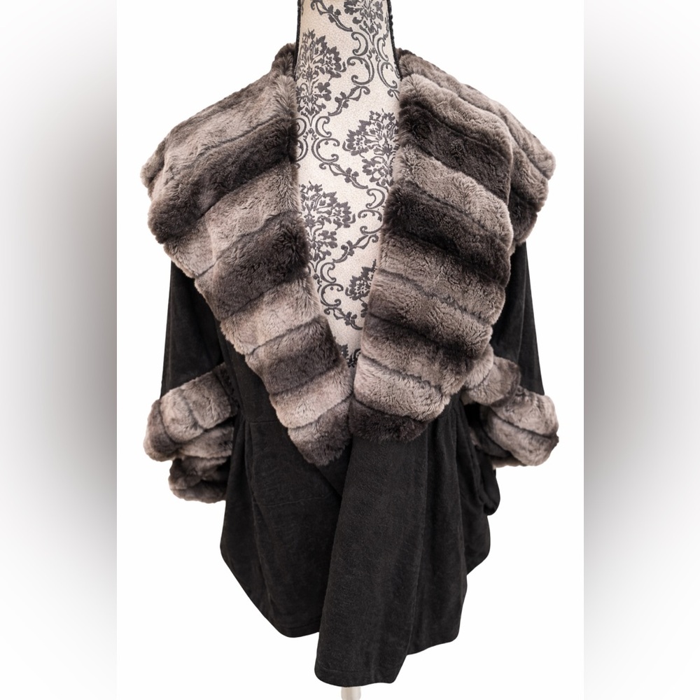 Preloved Carmen Marc Valvo Black Open Front Cape with Faux Fur Trim xl